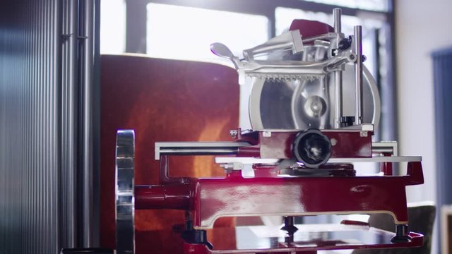 Lichtreflexion auf einer roten Schneidemaschine - Lightreflection on a red cutting machine 4K ProRes Footage