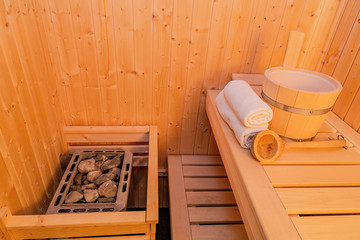 Fototapeta na wymiar in einer kleinen finnischen Sauna, mit Saunaofen