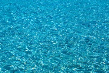 Welle im flachem Wasser von oben fotografiert