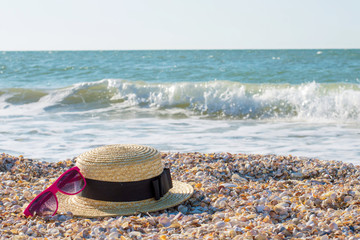 hat and glasses pink by the sea