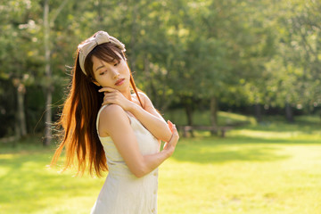 Obraz premium 野原に立つ女性