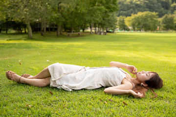 芝生に寝転ぶ女性