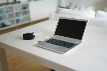 Laptop auf weißem Tisch mit Kamera