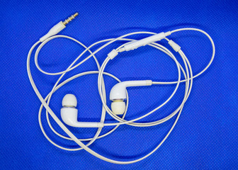 Fones de ouvido com fio muito usado em celulares para conversar ou ouvir musica