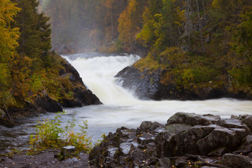 Cascada de Jyrävä, Parque Nacional de Oulanka, Finlandia - obrazy, fototapety, plakaty
