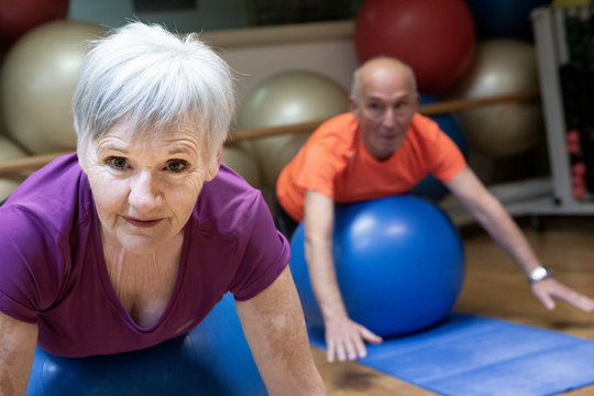 Signori anziani fanno ginnastica
