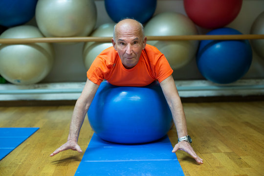 Signore anziano fa ginnastica