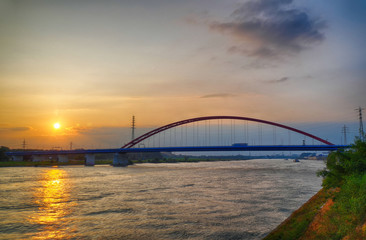 Brücke über den Rhein in Duisburg Hochfeld bei Sonnenuntergang