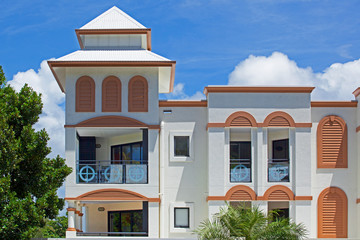 Hotel particulier colonial blanc et ocre. Australie, Queensland, Port-Douglas