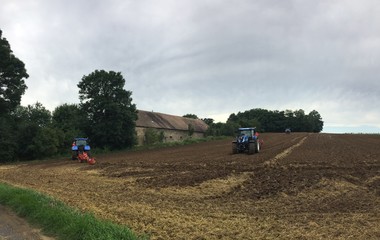 Obraz premium tractor plowing the field