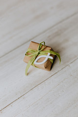 Religion, Glaube - Geschenk mit recyclingpapier, grüner Schleife und weißem Fisch