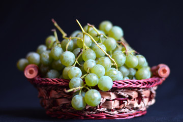 uva bianca dolce nel cesto