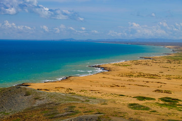 Vista amplia de la costa Guajira Colombia, al fondo el parque eólico 