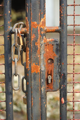 Altes rostiges Tor und Türschloß aus Metall, Deutschland, Europa