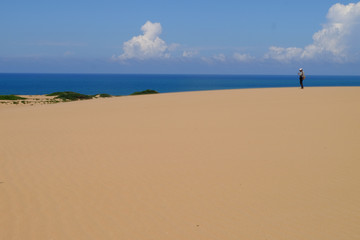 Desierto y mar atlántico  con persona fotografo en el fondo