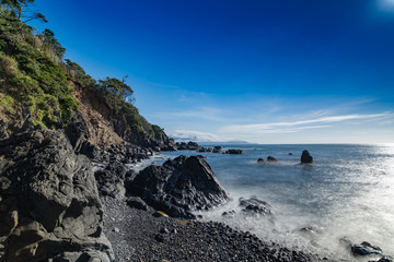 離島の岬の絶壁に太平洋から打ち寄せる波