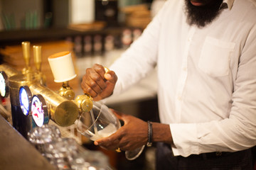 serveur qui sert une bière 