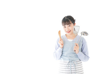 笑顔で料理をする若い主婦