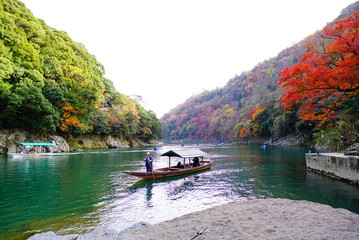 Naklejka premium 京都嵐山の紅葉と屋形船