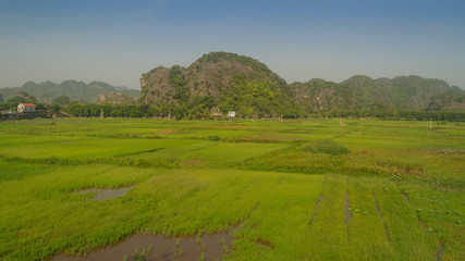 Campos de arroz ,formaciones karsticas y rio Ngo Dong en el valle de Tam Coc, provincia de Ninh Binh, Vietnam