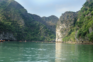 Fototapeta na wymiar Tour en un bote de remos llamado sampán por la Bahia Ha Long, Vietnam