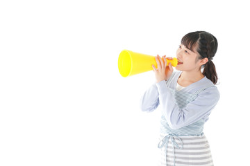 メガフォンで応援をする若い主婦