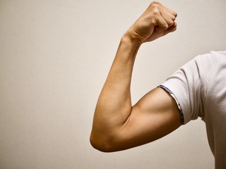 たくましい男性の二の腕　上腕二頭筋