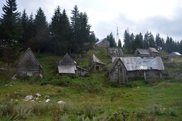 Fototapeta na wymiar small old abandoned mountain lodges
