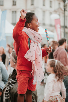 manifester sa joie lors d'une manifestation en mangeant un bonbon