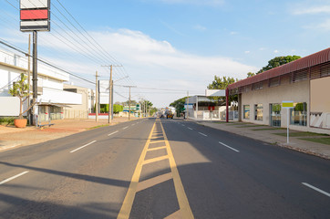 Fototapeta na wymiar Large avenue with four lanes, few cars on the street. Ceara avenue at Campo Grande MS, Brazil.