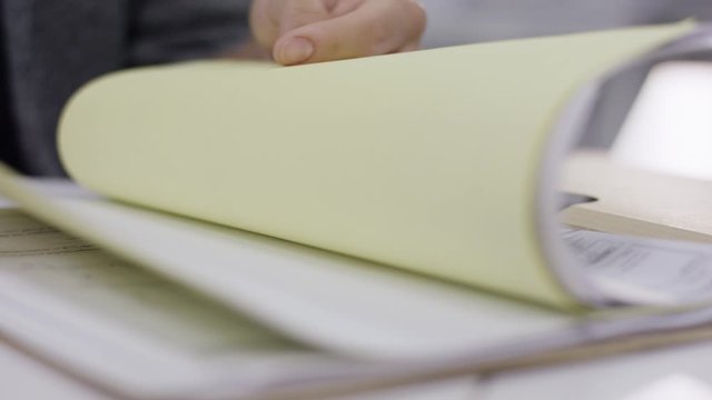 Blättern von Dokumenten in einem Ordner - Scrolling through a folger with documents