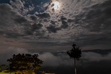 Noche de luna llena desde las montañas de Betulia, municipio de Santander, Colombia..Al fondo, en la derecha, se ve Bucaramanga, y a la izquierda se ve Girón