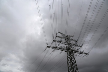 Strommast bei grauen wetter im herbst an der Nordsee