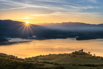 Sale el sol en el lago