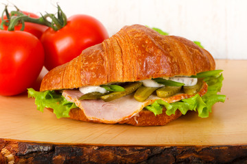 Croissat with ham and cucumbers