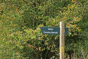 Wegweiser zur Mitte Deutschlands in Besse in Nordhessen