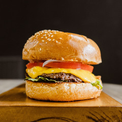Hamburguesa clásica sobre madera