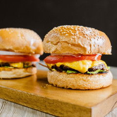 Dos hamburguesas clásicas sobre una tabla