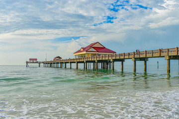 Clearwater Beach, Florida. Teilansicht des Pier 60 auf bewölktem Himmelshintergrund.