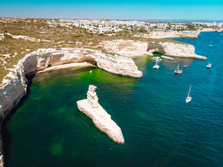 île rocher forme de bateau Algarve Portugal Lagoa