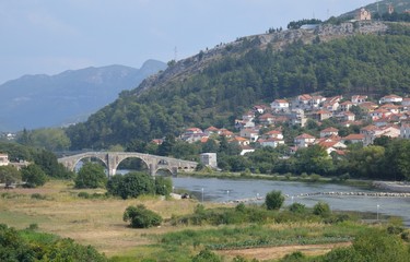 Fototapeta na wymiar old stone bridge on river
