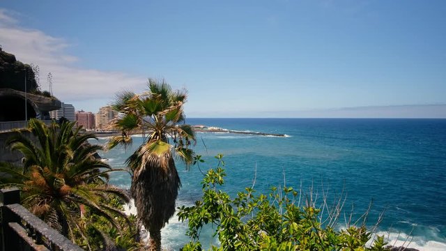 Teneriffas Nordk&uuml;ste zwischen Puerto de la Cruz und El Bollullo. Bananenplantagen &ndash; Felsen &ndash; Brandung &ndash; Meer. dieser Wanderweg entlang der Steilk&uuml;ste bei La Orotava ist ein Insidertipp f&uuml;r Touristen. 