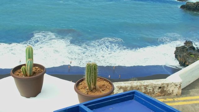 Teneriffas Nordk&uuml;ste zwischen Puerto de la Cruz und El Bollullo. Bananenplantagen &ndash; Felsen &ndash; Brandung &ndash; Meer. dieser Wanderweg entlang der Steilk&uuml;ste bei La Orotava ist ein Insidertipp f&uuml;r Touristen. 
