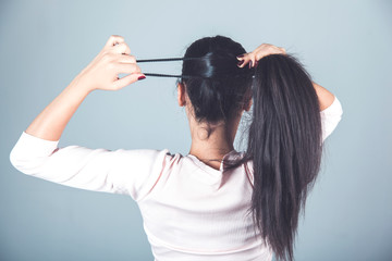 woman to tie hair