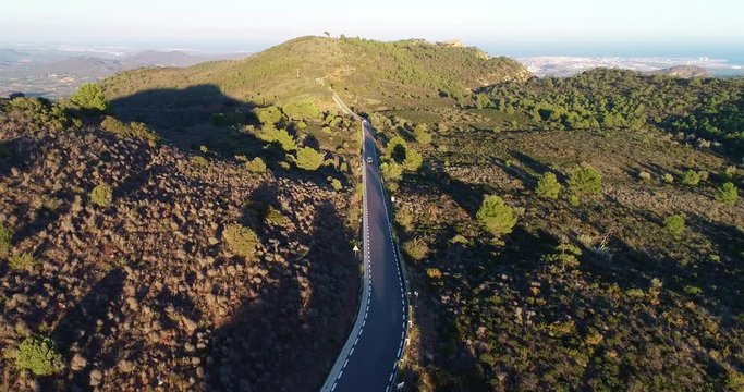 vehiculo 4x4 todoterreno conduciendo por carretera zona boscosa dron sobrevolando encima