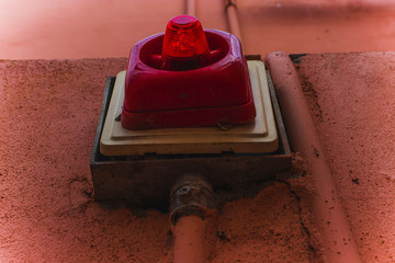 The fire alarm system. The combination of sound and light alert.