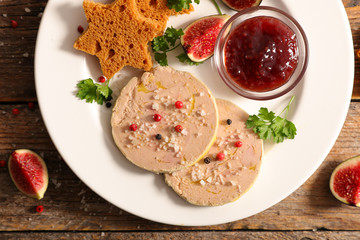 foie gras with gingerbread, fig and peppers © M.studio