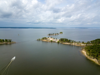 Obraz premium Boat headed out to lake
