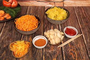 Chinese side dishes for barbecue dinner - kimchi and various kinds of vegetables, a set of fermented foods that are good for intestinal health, carrots, cabbage, garlic, kimchi. 