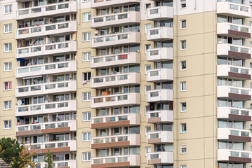 Die Fassade eines Wohhochhauses mit Balkonen